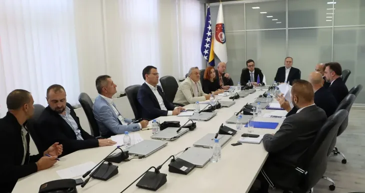 Premijer i ministar sa direktorima vlada ks