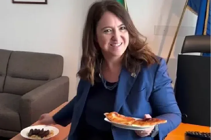 Sarah Eti Castellani Ambasadorica Sarah Eti Castellani uz pizzu i ćevape najavila utakmicu BiH i Italije