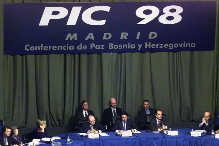 Spanski premijer Jose Maria Aznar drzi uvodni govor na konferenciji Vijeca za implementaciju mira o Bosni 15 decembra 1998 u Madridu
