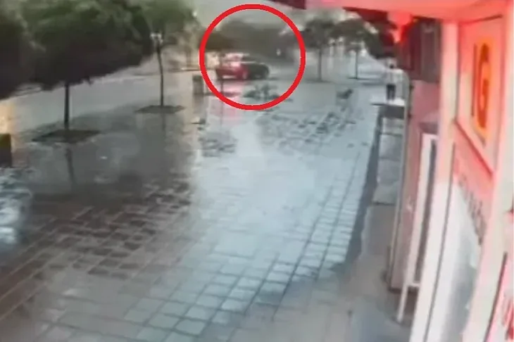 Srbija Vozac zakocio prije nego sto je krov zgrade pao na plocnik ispred njega