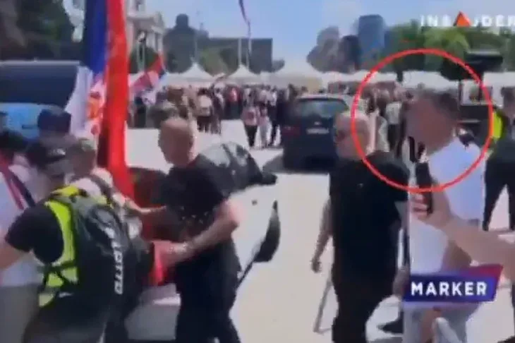Vladimir Mandić Srbijanski rukometas snimljen kako sutira studenta na protestu u Beogradu