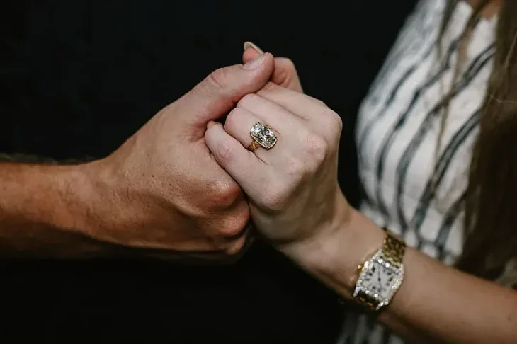 Taylor Swift Travis Kelce  mali detalj na zaručnički prsten