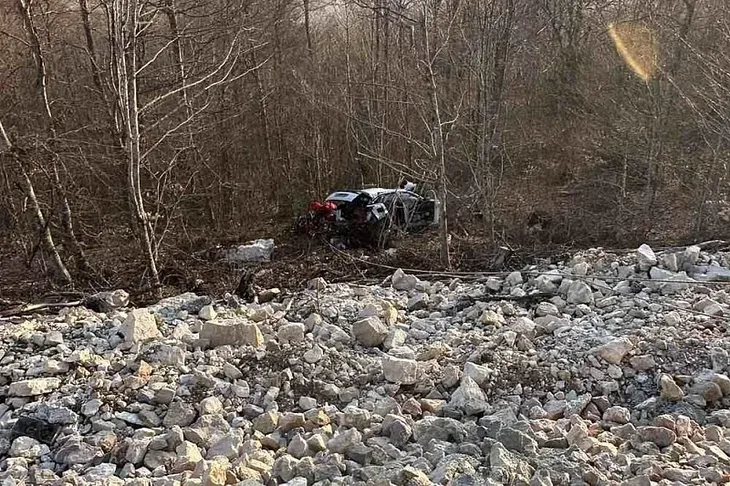 Teska nesreca u Crnoj Gori Bracni par iz Bi H s bebom sletio u provaliju duboku 30 metara