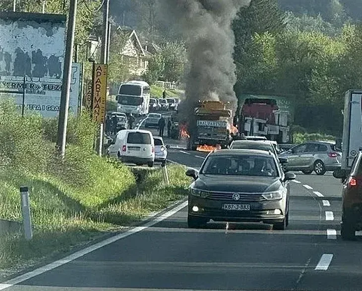 Tuzla Zapalio se kamion