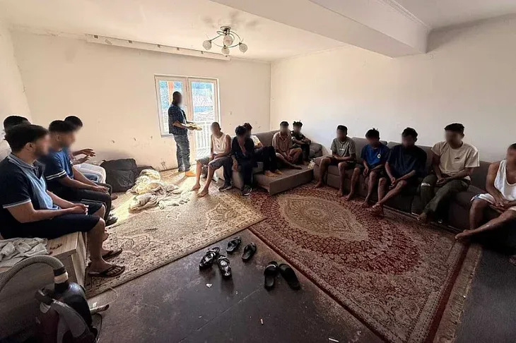 U Novom Sarajevu u ilegalnom smjestaju pronadeni drzavljani Bangladesa Pakistana i Gane