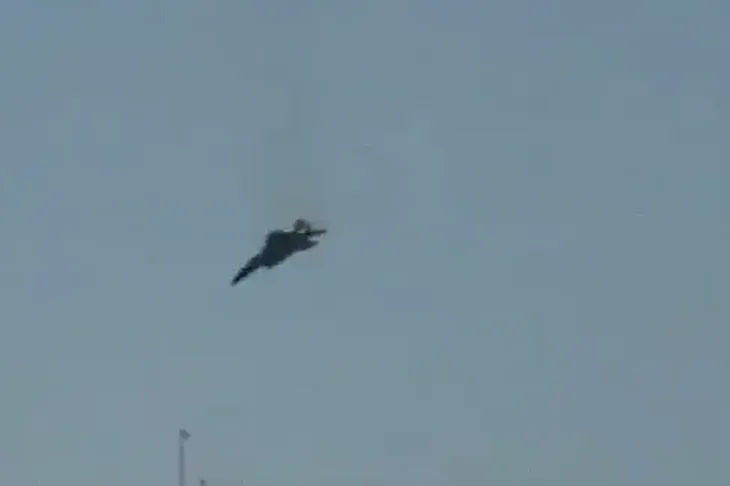 Iran 03 Kuvajt oboreni avion U jutarnjim satima objavljen je snimak pada borbenog aviona F 15