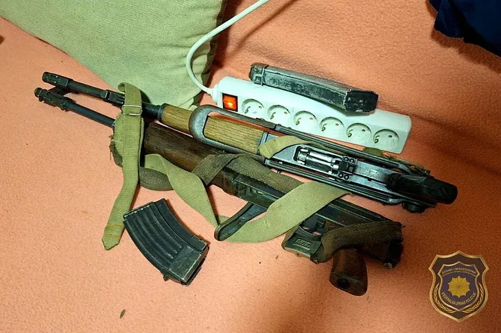 Velika akcija FUP a u Sarajevu Uhapsene cetiri osobe zaplijenjene automatske puske kokain i heroin