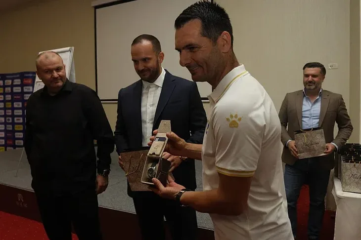 Vico Zeljkovic posjetio Zmajeve i urucio im skupocjene poklone kao znak podrske i zahvalnosti
