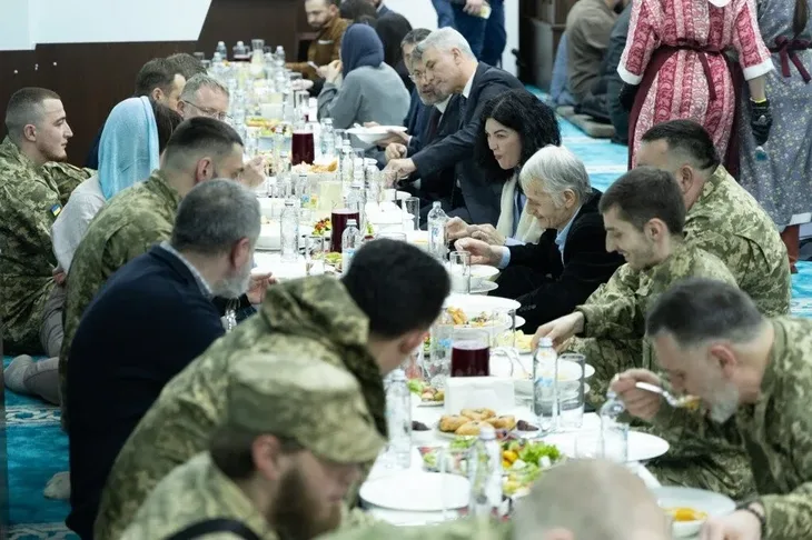 Volodimir Zelenski iftario sa muslimanskim vojnicima 2025