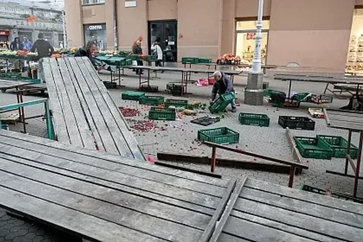 Zagreb nevrijeme  Vjetar razbacao štandove na jednoj od gradskih tržnica