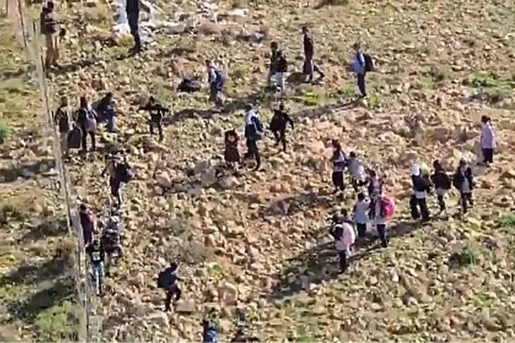 Zapadna obala 04 Ilegalni doseljenici na Zapadnoj obali bacili suzavac na palestinske školarce