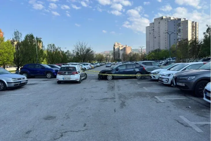 Zapaljeno vozilo 04 Vozilo se nalazilo na parkingu kod dzamije Kralj Fahd