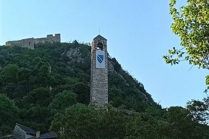 Zastava R Bi H osvanula na sahat kuli u Pocitelj