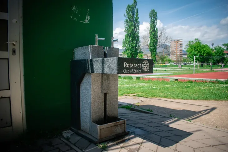 Zenica dobila prvu javnu cesmu prilagodenu osobama u invalidskim kolicima