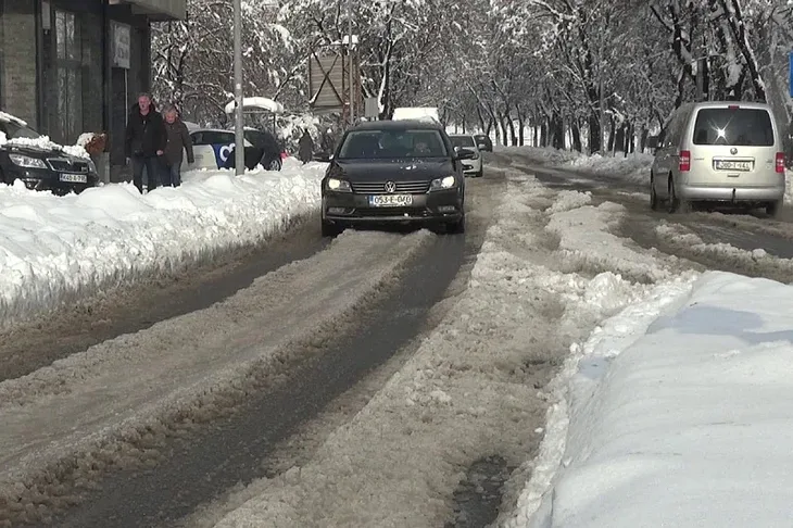 Zenica snijeg 2026 Saobraćajnice i nakon prestanka padavina u lošem stanju