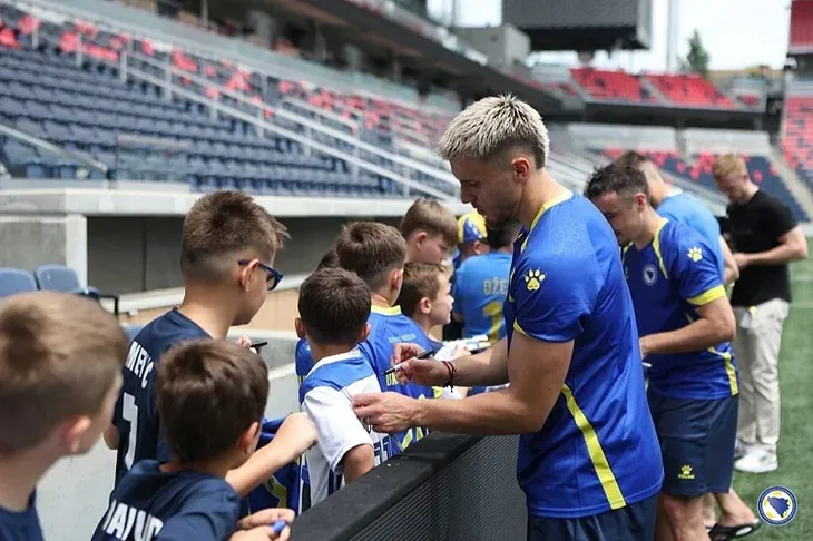 Zmajevi se nakon treninga u St Louisu druzili s malisanima iz lokalnog bosanskog kluba Dragons