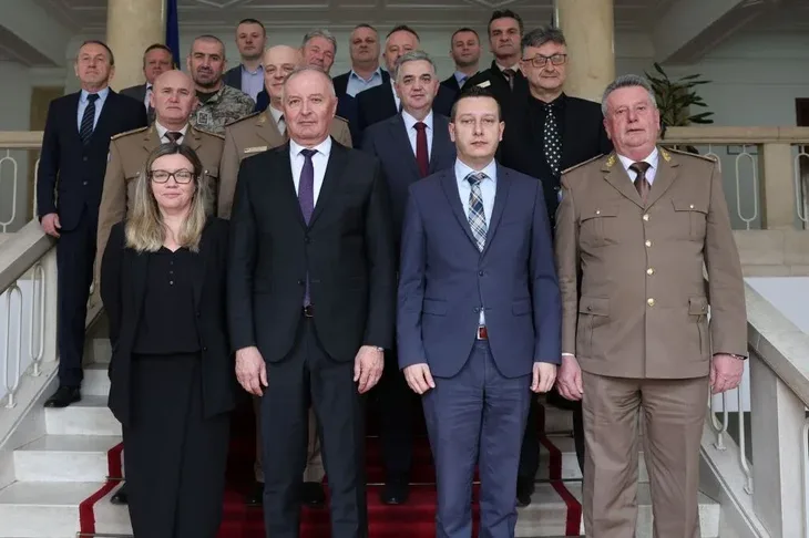 Zukan helez Oruzane snage Bi H Ministarstvo odbrane Bi H