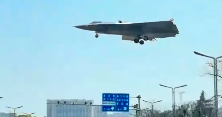 Avion kina J 36 Foto: Screenshot/X