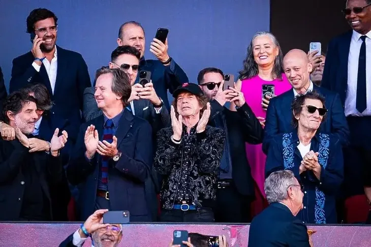 Mick Jagger i Ronnie Wood na tribinama (Foto: Twitter)