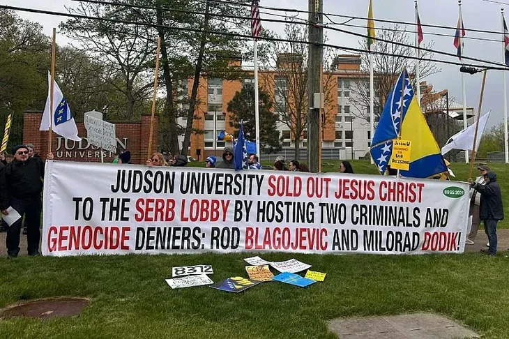 Chicago Milorad Dodik  SAD Protesti u Chicagu zbog dodjele nagrade Dodiku: "Univerzitet Judson je prodao Isusa Krista srpskom lobiju"