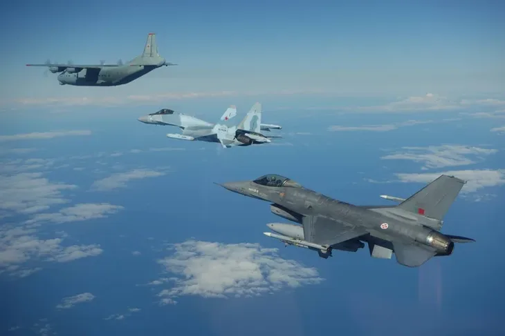 F16