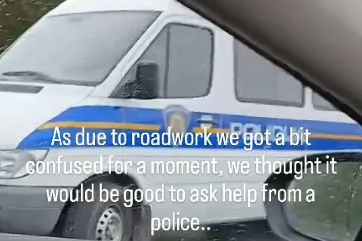 Hrvatska policija Turisti objavili urnebesan prizor u policijskom vozilu u Hrvatsko