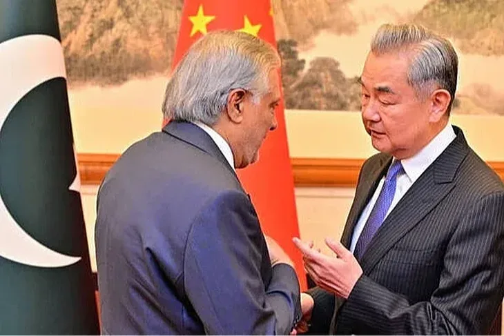 Inistar vanjskih poslova Pakisana Ishaq Dar i Kine Wang Yi