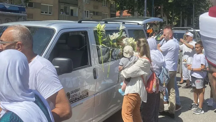 Konvoj s posmrtnim ostacima rtava iz vogoe krenuo prema sarajevu 10jpg 1200