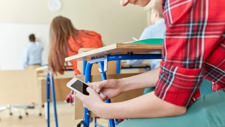 Mobiteli u skolamajpeg 1200