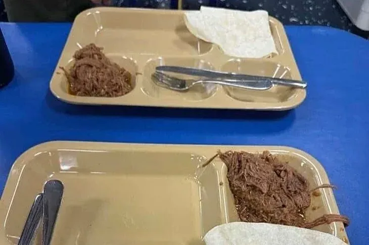 Obrok na nosacu aviona rasporedenom na Bliskom istoku