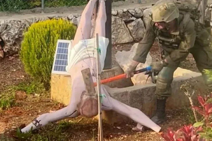 Razbijanje statue Isusa u Libanu Izraelski vojnik razbija statuu u Libanu