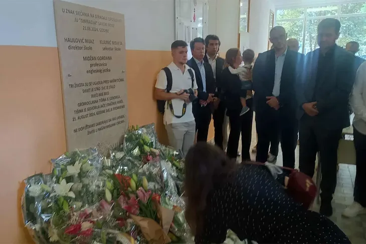 Sanski most spomen ploca