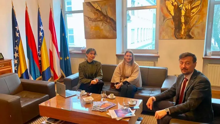 Sinisa bencun u svom uredu uz dravnu istakao i zastavu entiteta rspng 1200