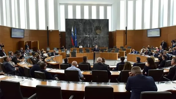 Slovensk iparlament jpg 1200