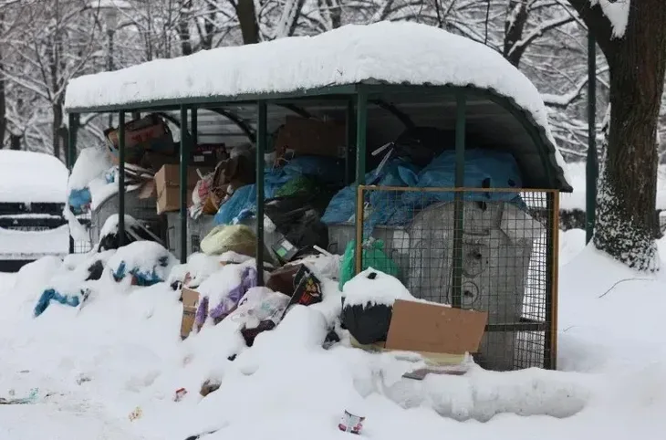 Smece neodvozeno iz kontejnera
