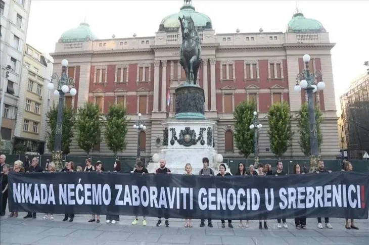 Srbija zene u crnom zene sbb 690x480