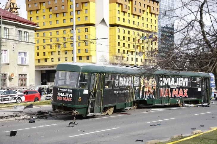 Tramvaj iskocio iz sina 02 fena