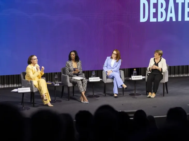 Un debata