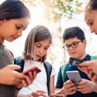 Djeca mobiteli ovisnost ilustracija 427x285