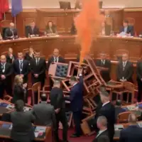 Albanija poslanici palili klube i aktivirali dimne bombe aaaaaaaa 655b417923423