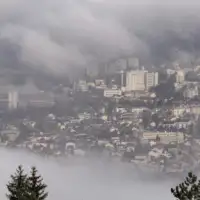 SARAJEVO PREKRIVENO GUSTOM MAGLOM ZRAK UMJERENO ZAGADEN 872x610AA