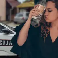 Policija pijana djevojka
