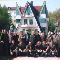 Lovci Sanski lovci pred zgradom Društva