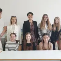 Alma Karabeg sa učenicima