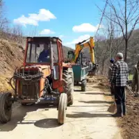 Sanski Most Vrše Mještani skupili pare i očistili put kroz selo