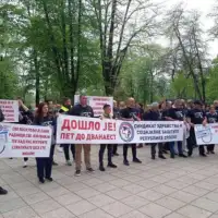 Banja Luka protest medicinara u banjaluci traze povecanje plata medic 66192354d0a0a Fena