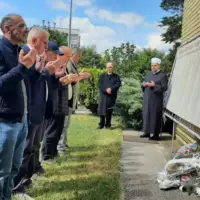 Sanski most Polaganje cvijeća  pred spomenik ubijenim  građanima Sanskog Mosta