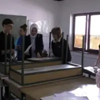 Sanski most Holandski volonteri u područnoj školi u Zdeni