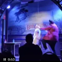 Spanija Komičara u Španiji na bini napao ekstremni desničar Screenshot 378