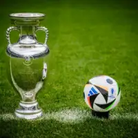 Lopta i trofej 2024 EURO